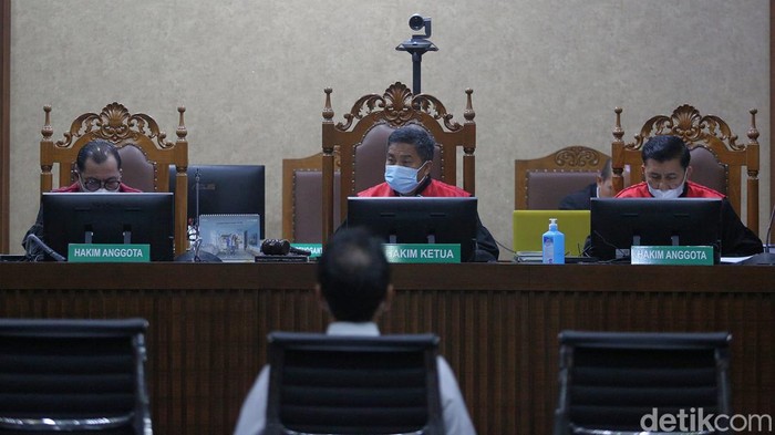 Mantan Wakil Ketua DPR Aziz Syamsuddin menjalani sidang di Pengadilan Tipikor, Jakarta Pusat, Senin (17/1/2021). Sidang ini mengagendakan pemeriksaan terdakwa.