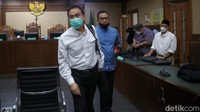 Azis mengatakan saat itu pegawai KPK gadungan yang ditangkap juga memiliki name tag KPK.