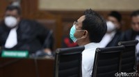 Azis Syamsuddin mengaku khilaf telah memberikan uang yang disebut sebagai pinjaman totalnya Rp 210 juta ke mantan penyidik KPK AKP Stepanus Robin Pattuju. Azis mengaku saat mengirim uang itu pikirannya sedang kalut.