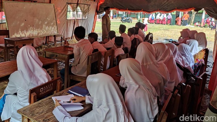 Siswa Pandeglang Belajar di Tenda Darurat
