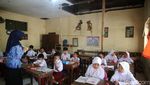 Duh, Siswa SDN 2 Klaling Kudus Belajar di Kelas yang Nyaris Ambrol