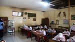 Duh, Siswa SDN 2 Klaling Kudus Belajar di Kelas yang Nyaris Ambrol