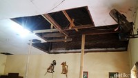 Kondisi ruang kelas 1 sampai 6 rata-rata bagian atapnya rusak. Namun kerusakan paling parah terjadi di ruang kelas 1.