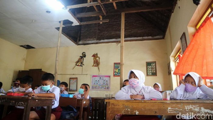 Siswa SDN 2 Klaling Kudus Belajar di Kelas Nyaris Ambrol Ruang kelas SDN 2 Klaling Kecamatan Jekulo, Kabupaten Kudus, Jawa Tengah, kondisinya memprihatinkan. Para siswa belajar dalam kondisi dihantui rasa was-was jika plafon ambrol sewaktu-waktu.