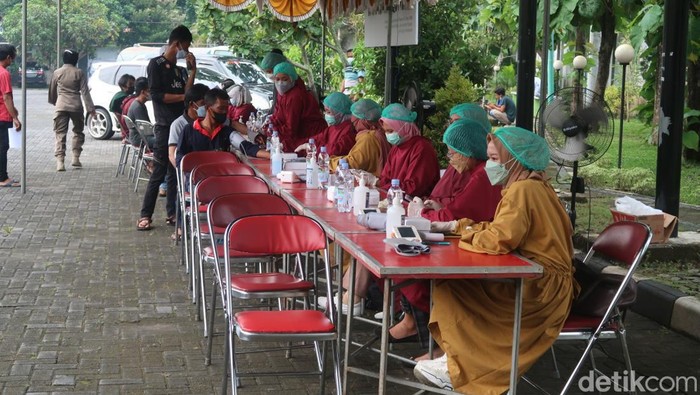 Suasana Vaksin Booster di Bantul Sasar Para Lansia Vaksin booster atau dosis ketiga di Kabupeten Bantul menyasar para masyrakat umum khususnya para lansia dan palayan publik.