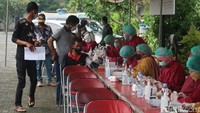 Peserta vaksinasi saat mengikuti proses screening dan pengukuran tekanan darah sebelum menjalani penyuntikan vaksin.