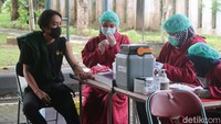 Peserta vaksinasi saat menunggu giliran untuk mendapatkan vaksinasi dosis 1, dosis 2 hingga booster.