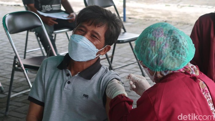 Suasana Vaksin Booster di Bantul Sasar Para Lansia Vaksin booster atau dosis ketiga di Kabupeten Bantul menyasar para masyrakat umum khususnya para lansia dan palayan publik.