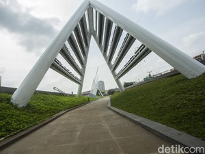 Gak Perlu Jauh-jauh ke Seoul, Bekasi Punya Sungai Sekece Ini