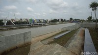 Di pinggir sungai telah dibuat semacam trotoar untuk para pejalan kaki.