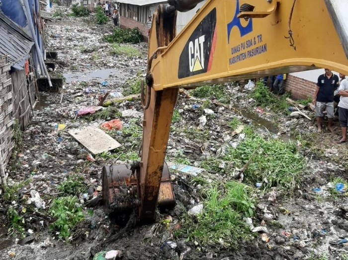 Sungai di Desa Tambak Lekok, Kecamatan Lekok, Kabupaten Pasuruan, kembali penuh sampah rumah tangga dan kotoran sapi.