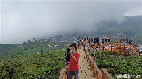 Tiket masuk Taman Langit dibanderol Rp 10 ribu per orang ditambah parkir motor Rp 5 ribu. Namun bagi yang ingin camping, ada biaya tambahan Rp 25 ribu. Tidak hanya itu, terdapat juga villa untuk menginap, harga per malamnya untuk weekday Rp 400 ribu dan weekend Rp 600 ribu. (Yuga Hassani/detikTravel)