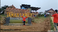 Inilah objek wisata Taman Langit di Kecamatan Pangalengan, Kabupaten Bandung. Di tempat wisata alam yang indah ini, pengunjung bisa menikmati suasana kebun teh Gunung Wayang di wilayah Pangalengan. (Yuga Hassani/detikTravel)