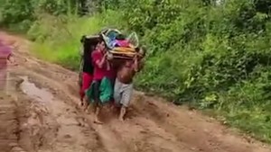 Viral Ibu Mau Melahirkan di Sumsel Terpaksa Ditandu Gegara Jalan Rusak
