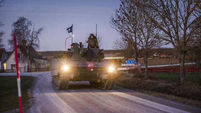Tank Swedia Patroli Tingkatkan Kesiapan Hadapi Rusia Members of Gotland's Regiment patrol in a tank, on a road in Visby, nothern Gotland, Sweden, Sunday Jan. 16 2022. A top military chief in Sweden said Friday that they are seeing increased Russian activity in the Baltic Sea which βdeviate from the normal pictureβ to explain why the Scandinavian nationβs military has raised its preparedness. (Karl Melander/TT News Agency via AP)