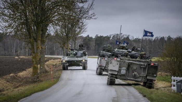 Tank Swedia Patroli Tingkatkan Kesiapan Hadapi Rusia Members of Gotland's Regiment patrol in a tank, on a road in Visby, nothern Gotland, Sweden, Sunday Jan. 16 2022. A top military chief in Sweden said Friday that they are seeing increased Russian activity in the Baltic Sea which “deviate from the normal picture” to explain why the Scandinavian nation’s military has raised its preparedness. (Karl Melander/TT News Agency via AP)