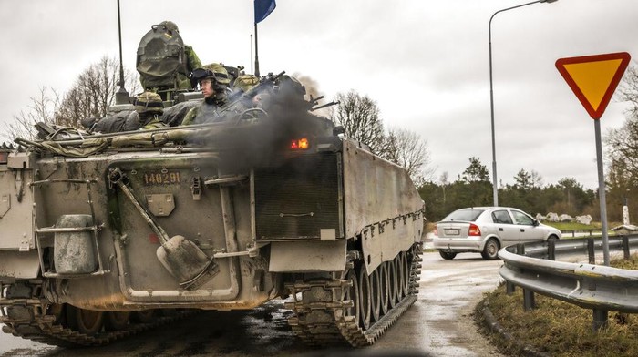 Tank Swedia Patroli Tingkatkan Kesiapan Hadapi Rusia Members of Gotland's Regiment patrol in a tank, on a road in Visby, nothern Gotland, Sweden, Sunday Jan. 16 2022. A top military chief in Sweden said Friday that they are seeing increased Russian activity in the Baltic Sea which βdeviate from the normal pictureβ to explain why the Scandinavian nationβs military has raised its preparedness. (Karl Melander/TT News Agency via AP)