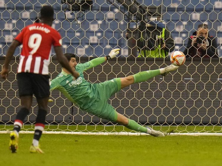 Foto Penyelamatan Fantastis Courtois: Tepis Penalti Pakai Ujung Kaki!