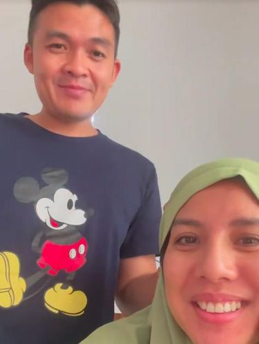 Tya Ariestya belajar pakai hijab.