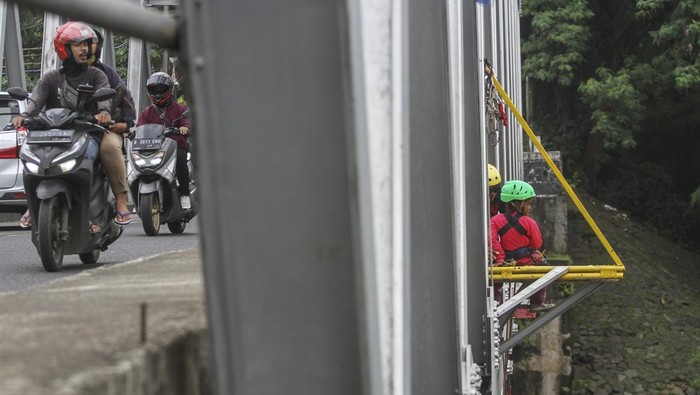 Uji Adrenalin Lompat dari Jembatan di Depok, Berani Nggak? Pengunjung mencoba wahana permainan Bridge Jump di area Komunitas Ciliwung Panus, Depok, Jawa Barat, Minggu (16/1/2022). Wahana uji adrenalin melompat dengan tali dari atas jembatan setinggi 30 meter di atas sungai Ciliwung tersebut dibuka sebulan sekali pada akhir pekan dengan biaya Rp60 ribu per orang dan menjadi wisata alternatif bagi warga setempat. ANTARA FOTO/Asprilla Dwi Adha/aww.