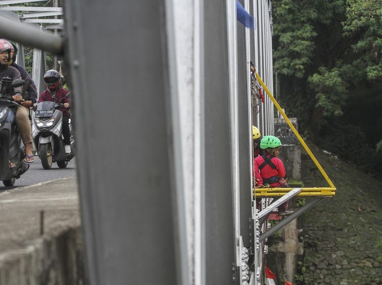 Uji Adrenalin Lompat dari Jembatan di Depok, Berani Nggak?