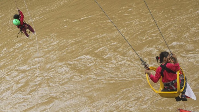 Uji Adrenalin Lompat dari Jembatan di Depok, Berani Nggak? Pengunjung mencoba wahana permainan Bridge Jump di area Komunitas Ciliwung Panus, Depok, Jawa Barat, Minggu (16/1/2022). Wahana uji adrenalin melompat dengan tali dari atas jembatan setinggi 30 meter di atas sungai Ciliwung tersebut dibuka sebulan sekali pada akhir pekan dengan biaya Rp60 ribu per orang dan menjadi wisata alternatif bagi warga setempat. ANTARA FOTO/Asprilla Dwi Adha/aww.