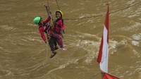 Wahana uji adrenalin melompat dengan tali dari atas jembatan setinggi 30 meter di atas sungai Ciliwung tersebut dibuka sebulan sekali pada akhir pekan dan menjadi wisata alternatif bagi warga setempat.