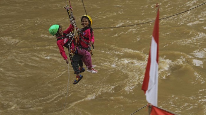 Pengunjung mencoba wahana permainan Bridge Jump di area Komunitas Ciliwung Panus, Depok, Jawa Barat, Minggu (16/1/2022). Wahana uji adrenalin melompat dengan tali dari atas jembatan setinggi 30 meter di atas sungai Ciliwung tersebut dibuka sebulan sekali pada akhir pekan dengan biaya Rp60 ribu per orang dan menjadi wisata alternatif bagi warga setempat. ANTARA FOTO/Asprilla Dwi Adha/aww.