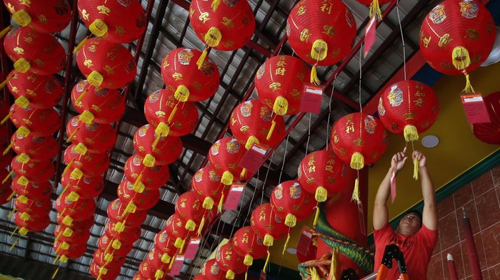 Pekerja memasang lampion di Vihara Kwan In Thang, Pondok Cabe, Tangerang Selatan, Banten, Senin (17/1/2022). Untuk mengantisipasi membeludaknya permintaan pemasangan lampion dalam menyambut Tahun Baru Cina atau Imlek, pengurus wihara tersebut melakukan pemasangan lampion lebih awal. ANTARA FOTO/Muhammad Iqbal/wsj.