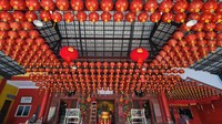 Pekerja memasang lampion di Vihara Kwan In Thang, Pondok Cabe, Tangerang Selatan, Banten, Senin (17/1/2022).