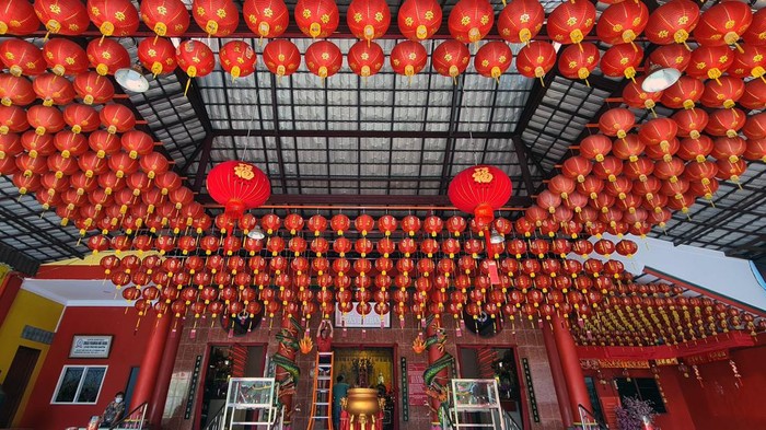 Vihara di Pondok Cabe Sudah Berhias Lampion Pekerja memasang lampion di Vihara Kwan In Thang, Pondok Cabe, Tangerang Selatan, Banten, Senin (17/1/2022). Untuk mengantisipasi membeludaknya permintaan pemasangan lampion dalam menyambut Tahun Baru Cina atau Imlek, pengurus wihara tersebut melakukan pemasangan lampion lebih awal. ANTARA FOTO/Muhammad Iqbal/wsj.
