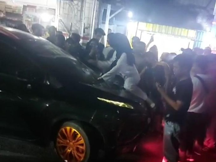 Sebuah video berisi seorang wanita menaiki kap mesin mobil di Asahan, Sumatera Utara (Sumut), ramai beredar di sosial media. Warga menyebut wanita itu sedang melabrak perebut laki orang (pelakor) yang berada di dalam mobil.