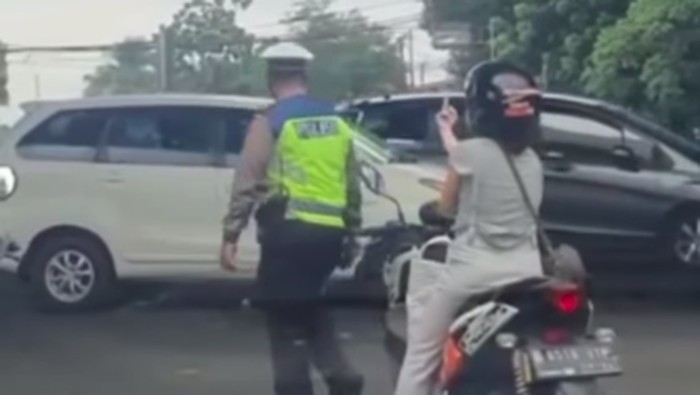 Viral wanita pemotor acungi polisi dengan jari tengah di Jaktim. Foto tangkapan layar video viral @Bogordaily