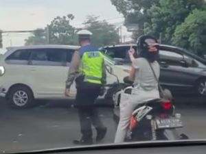 Aksi Pemotor Wanita di Jaktim Acungkan Jari Tengah ke Polisi