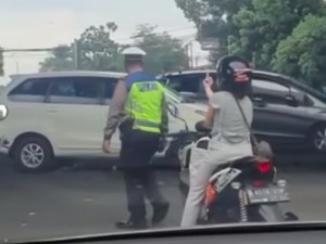 Aksi Pemotor Wanita di Jaktim Acungkan Jari Tengah ke Polisi