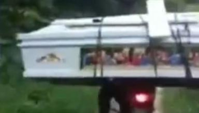 Viral Warga Bawa Peti Mati Pakai Motor Lewati Jalan Rusak di Sumut (Foto: Tangkapan layar video viral)