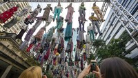 Warga memotret karya instalasi yang dipamerkan di halaman Pusat Kebudayaan Casa das Rosas, Sao Paolo, Brazil, Jumat (14/1/2022)..