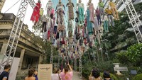 Sebanyak 356 manekin atau boneka manusia tersebut mengenakan baju sehari-hari, dengan warna yang dipilih menarik oleh seniman.