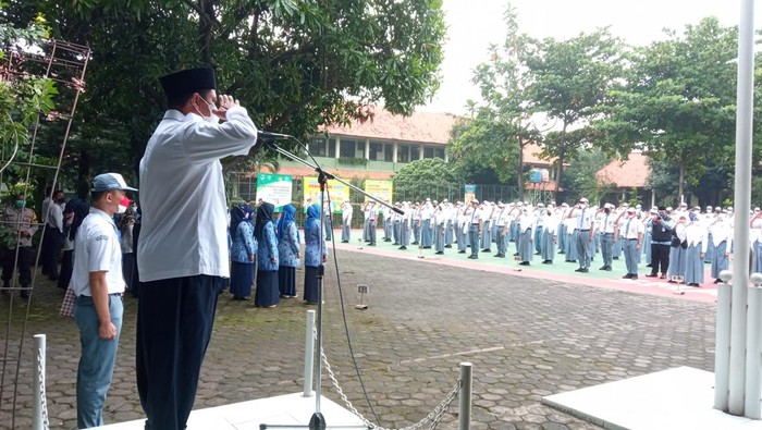 Wagub Jabar, UU Ruzhanul Ulum, buka upacara di SMAN 1 Kota Bekasi