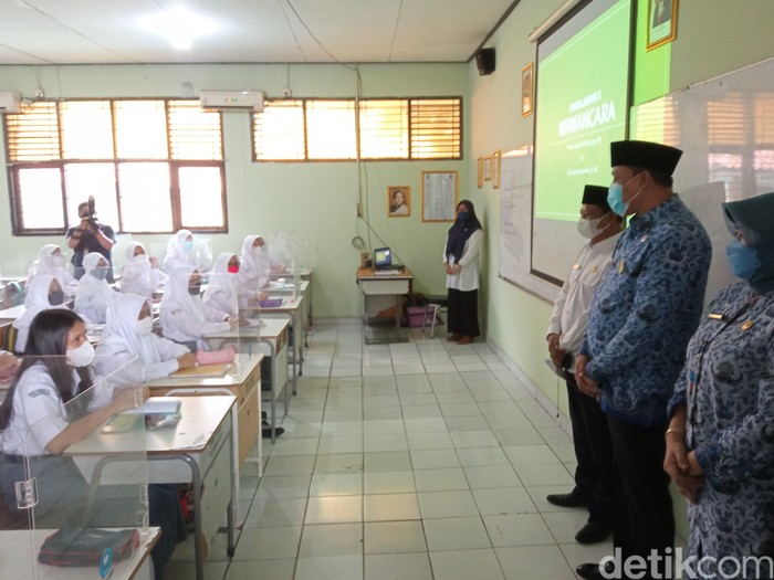 Wagub Jabar Uu Ruzhanul Ulum dan Plt Walkot Bekasi Tri Adhianto meninjau PTM 100% di SMAN 1 Bekasi (Fakhri/detikcom)