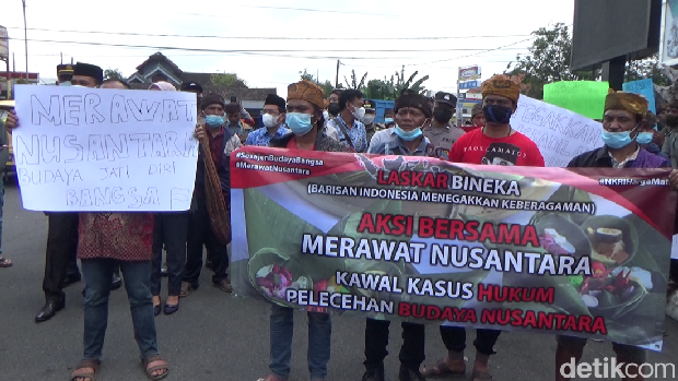 warga demo penendang sesajen