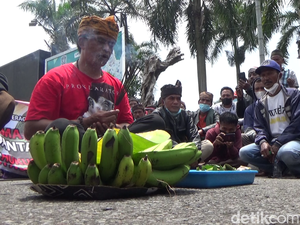 Warga Demo Tuntut Hadfana Penendang Sesajen Diproses Hukum di Lumajang