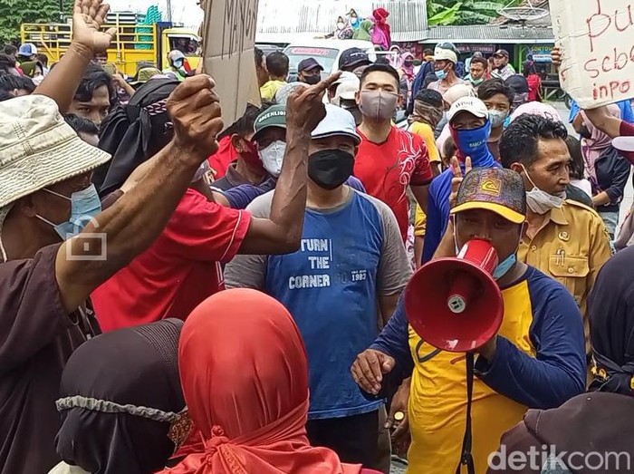Warga Desa Pasarbanggi Geruduk Kantor Alfamart.
