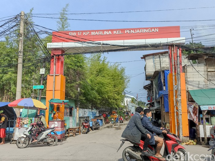 Warga Kampung Marlina Elektro RT 10 RW 17, Penjaringan, Jakut mengalami krisis air bersih sekitar 10 bulan. Hingga kini, permasalahan itu belum selesai. (Wildan Noviansah/detikcom)