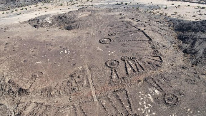 Wow, Jalan Berusia 4.500 Tahun dengan Deretan Makam Kuno Arab Saudi Ditemukan!