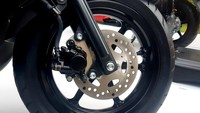 Saat melirik area kaki-kaki velgnya pakai desain palang enam ring 12 yang mirip dengan Yamaha Freego dengan ukuran ban 110/70 pada depan dan belakang. Foto: Ridwan Arifin