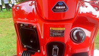 Untuk menunjang mobilitas, Fazzio 125 sudah dibekali dengan kapasitas bagasi 17,8 liter, double hook carabiner, open pocket di sebelah kanan, dan socket charger di sebelah kiri dengan kompartemen yang tertutup, dan lampu hazard. Foto: Ridwan Arifin
