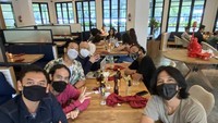 Kumpul bersama rekan Nidji, Ubay tampak santai duduk sambil menunggu makanan pesanannya. Momen ini diambil saat semua personil Nidji hangout. Foto: instagram @yusufubay29