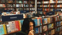 Tampaknya cuma Ubay yang berani makan di toko buku. Sekotak roti unyil jadi santapannya. Tampaknya ia lapar dan butuh pengganjal perut. Foto: instagram @yusufubay29