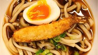 Itadakimas! tulis Ubay pada unggahan fotonya ini. Semangkuk mie udon dengan tempura udang dan telur rebus pun siap jadi menu santapannya. Foto: instagram @yusufubay29